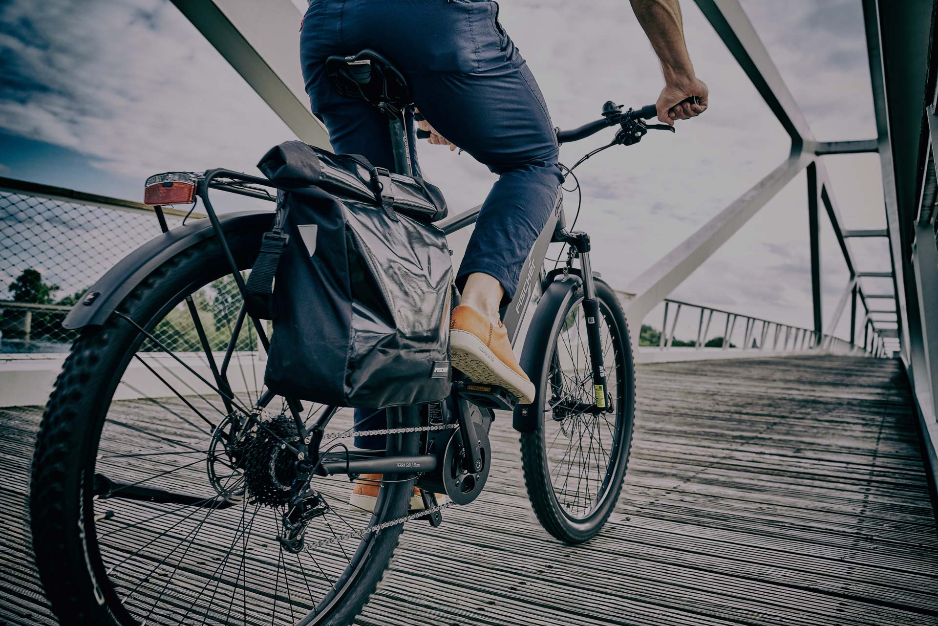 Ein E-Bike wird über eine Brücke gefahren