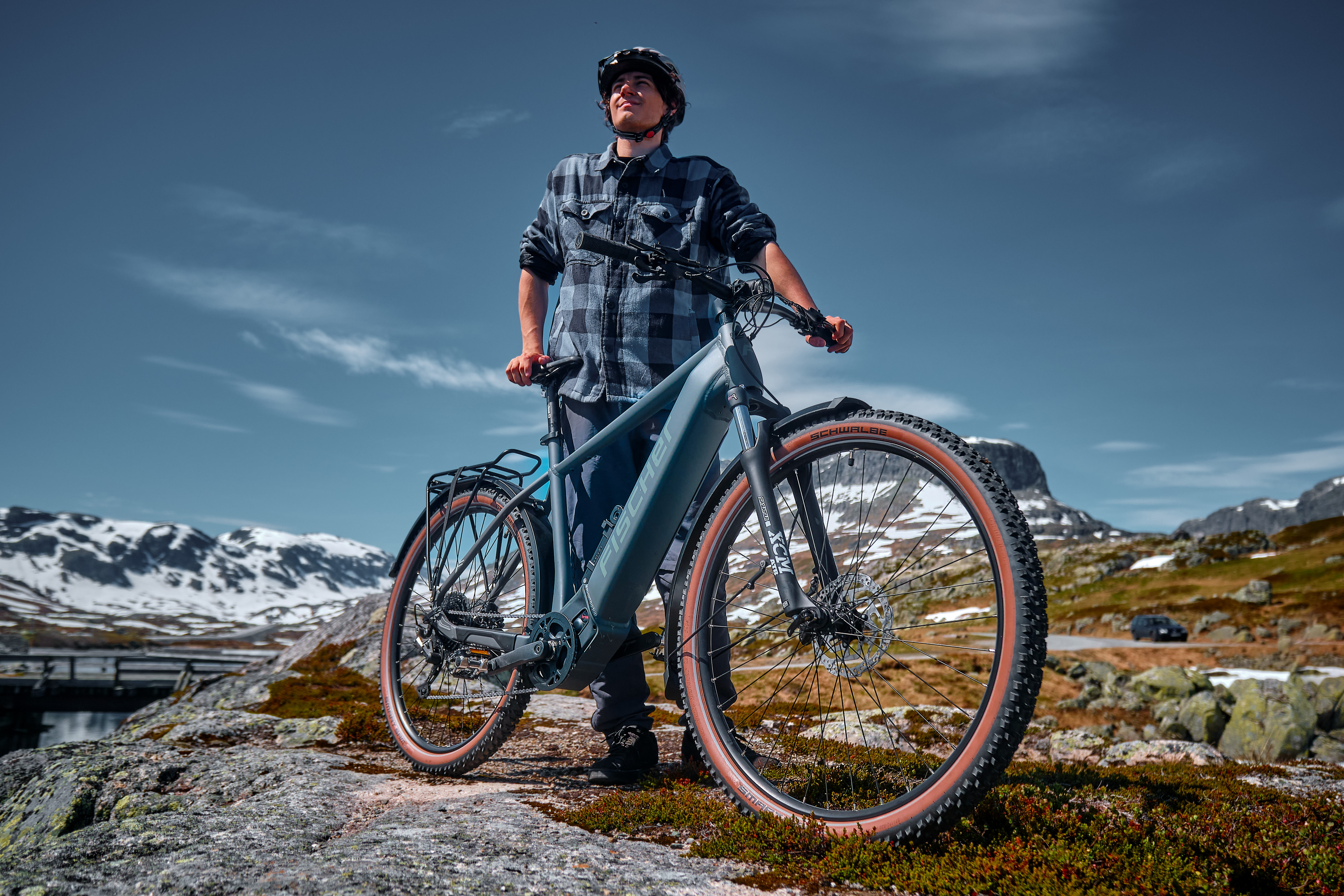 Mann mit E-Bike in Norwegen